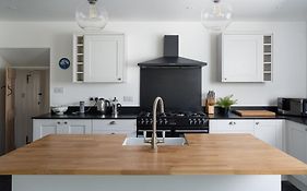 4-Bed Cottage - Pets With Garden & Wood Burner